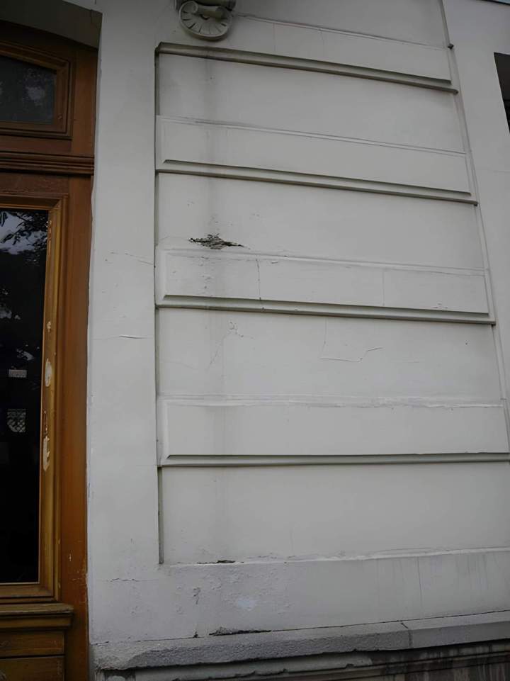 Façade de bâtiment endommagée, Île-de-France