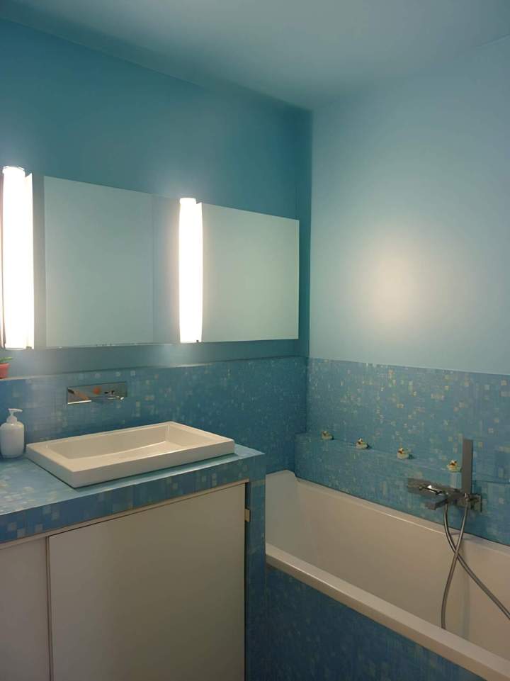 Salle de bains minimaliste et lumineuse, Île-de-France