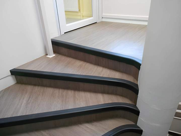 Escalier en lames de vinyle adhésives, Île-de-France