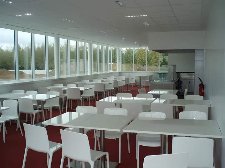Salle de restauration minimaliste et lumineuse, Île-de-France