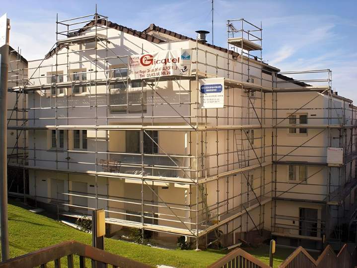 Bâtiment résidentiel en cours de ravalement de façade, Île-de-France