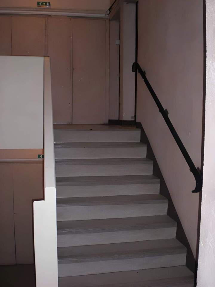 Escalier intérieur fraîchement peint, Île-de-France