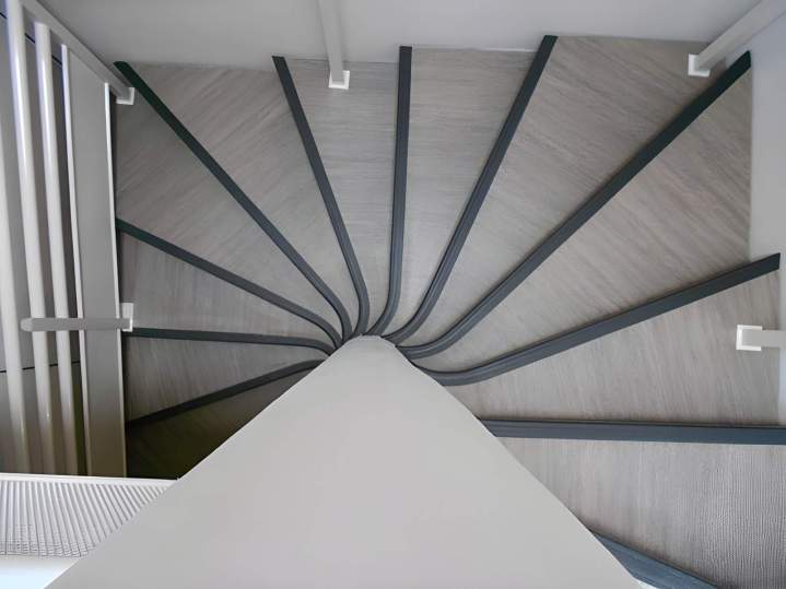 Escalier d'intérieur en colimaçon moderne, Île-de-France