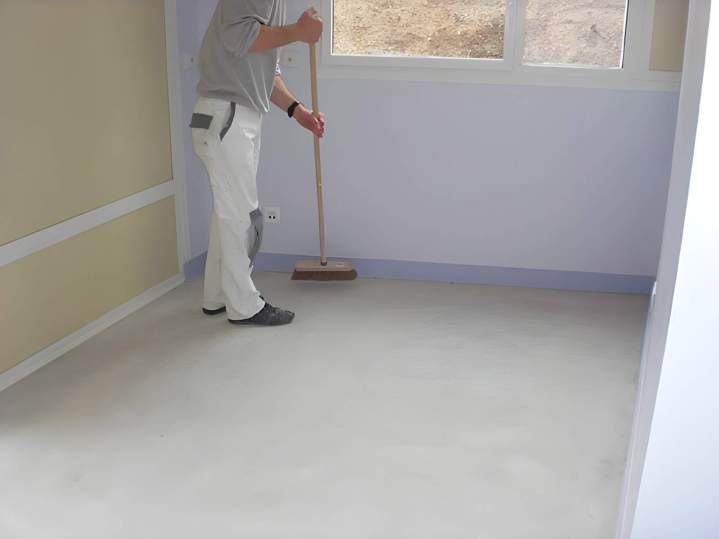 Nettoyage du sol après l'application de résine, Île-de-France