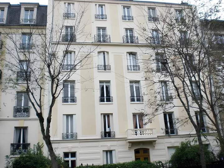 Peinture de façade d'immeuble rafraîchie, Île-de-France