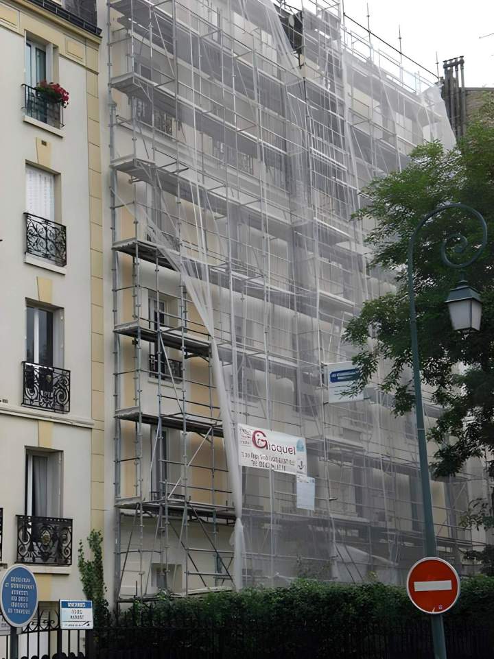 Façade d'immeuble en cours de rénovation, Île-de-France