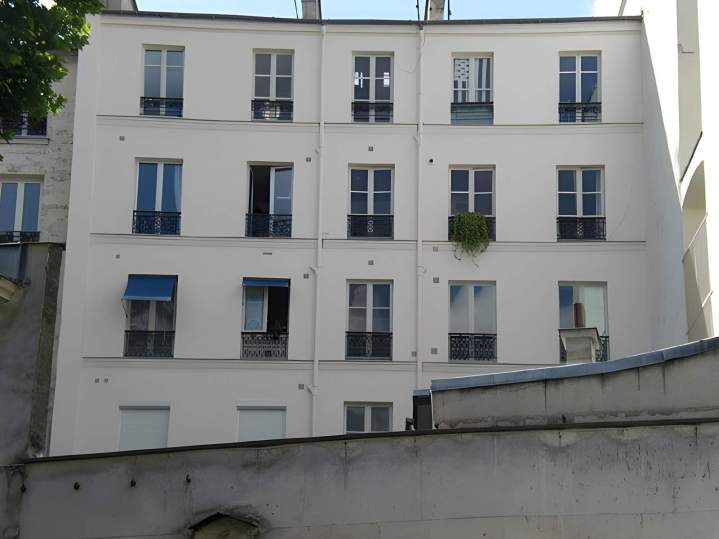 Façade de l'immeuble de la rue Malher repeinte, Île-de-France