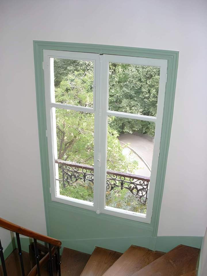 Fenêtre d'escalier lumineuse, Île-de-France