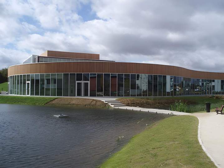 Restaurant contemporain et incurvé avec grandes baies vitrées au bord du lac, Île-de-France