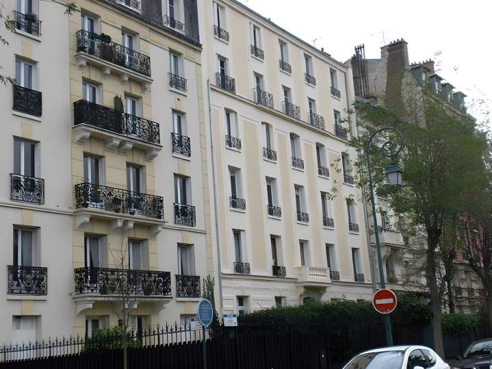 Façade d'immeuble fraîchement peinte, Île-de-France