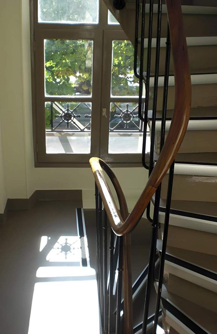 Cage d'escalier avec une rampe en bois et en métal, Île-de-France