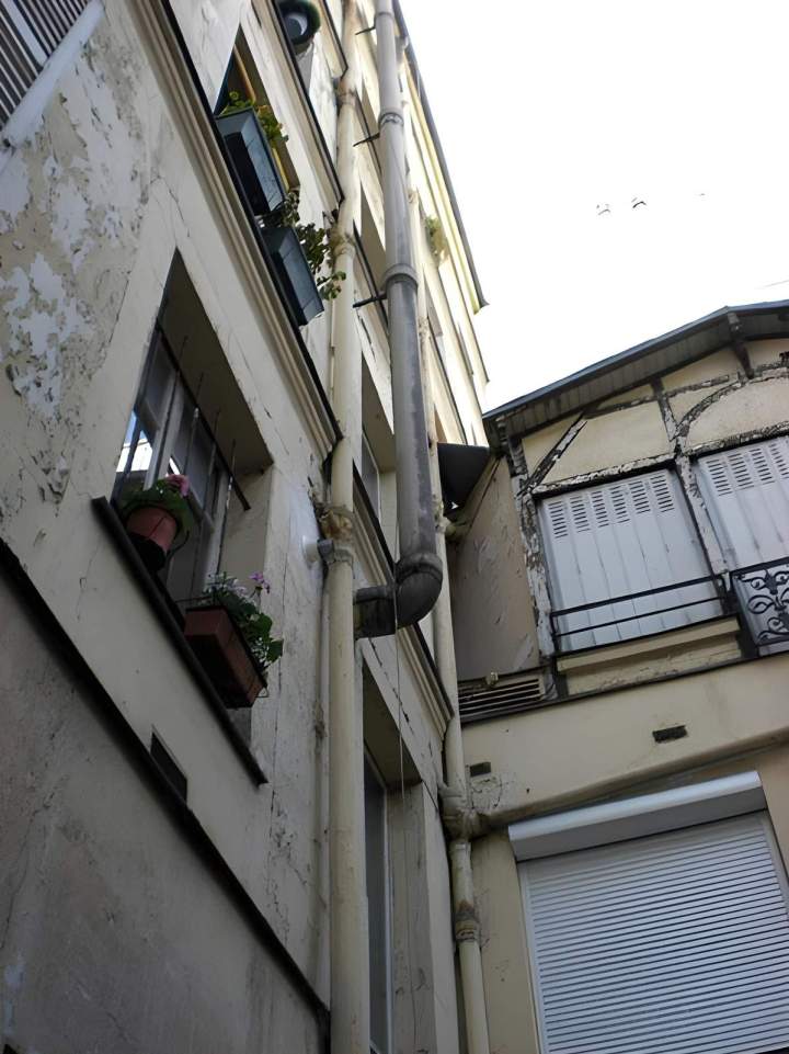 Façade de bâtiment nécessitant un ravalement, Île-de-France