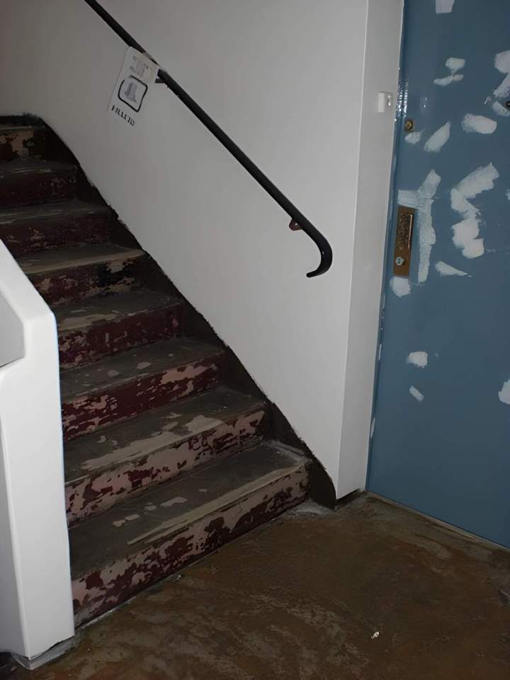 Cage d'escalier délabrée, Île-de-France