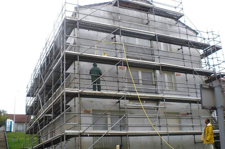 Bâtiment en cours de ravalement de façade, Île-de-France