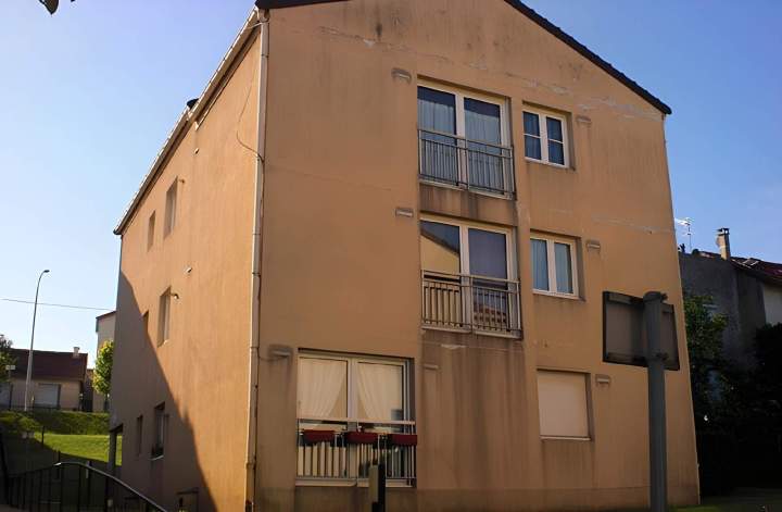 Immeuble d'habitation nécessitant un ravalement de façade, Île-de-France