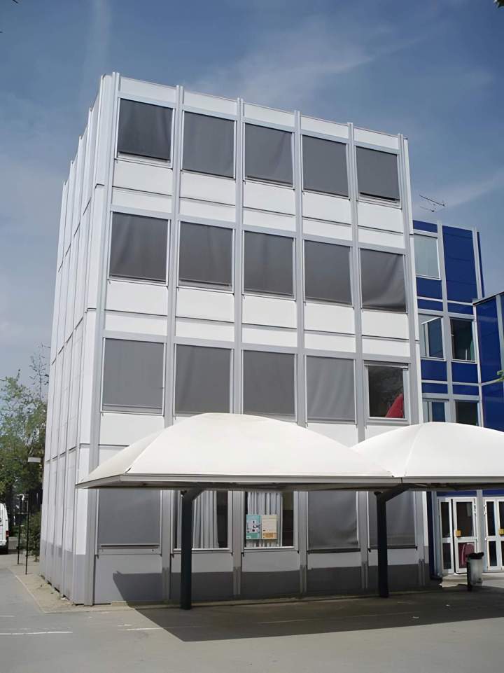Façade d'un bâtiment scolaire peinte en blanc, Île-de-France