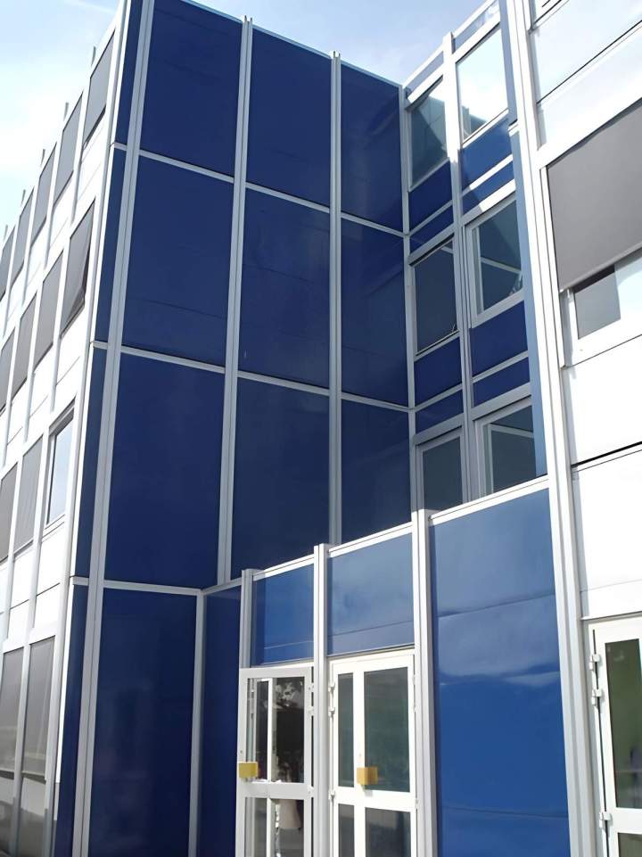 Façade peinte en bleu et blanc, Île-de-France