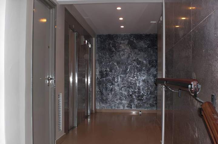 Couloir intérieur avec un mur décoratif, Île-de-France