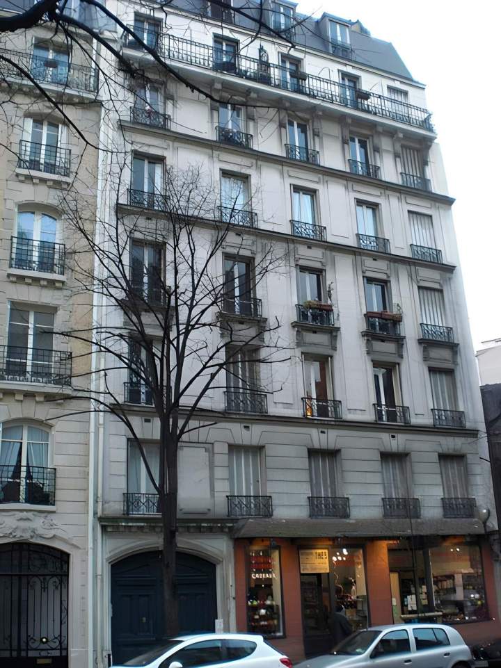 Façade d'immeuble d'appartements à rénover, Île-de-France