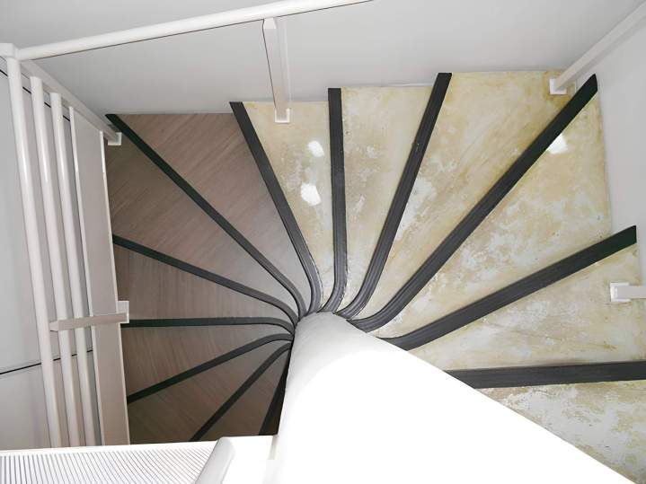 Escalier en colimaçon en cours de rénovation, Île-de-France