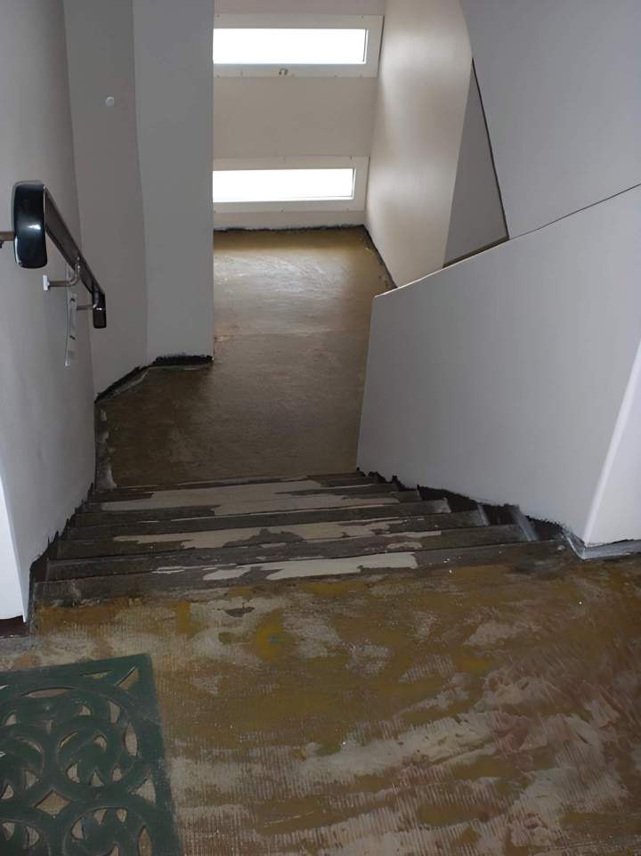 Escalier d'intérieur usé, Île-de-France