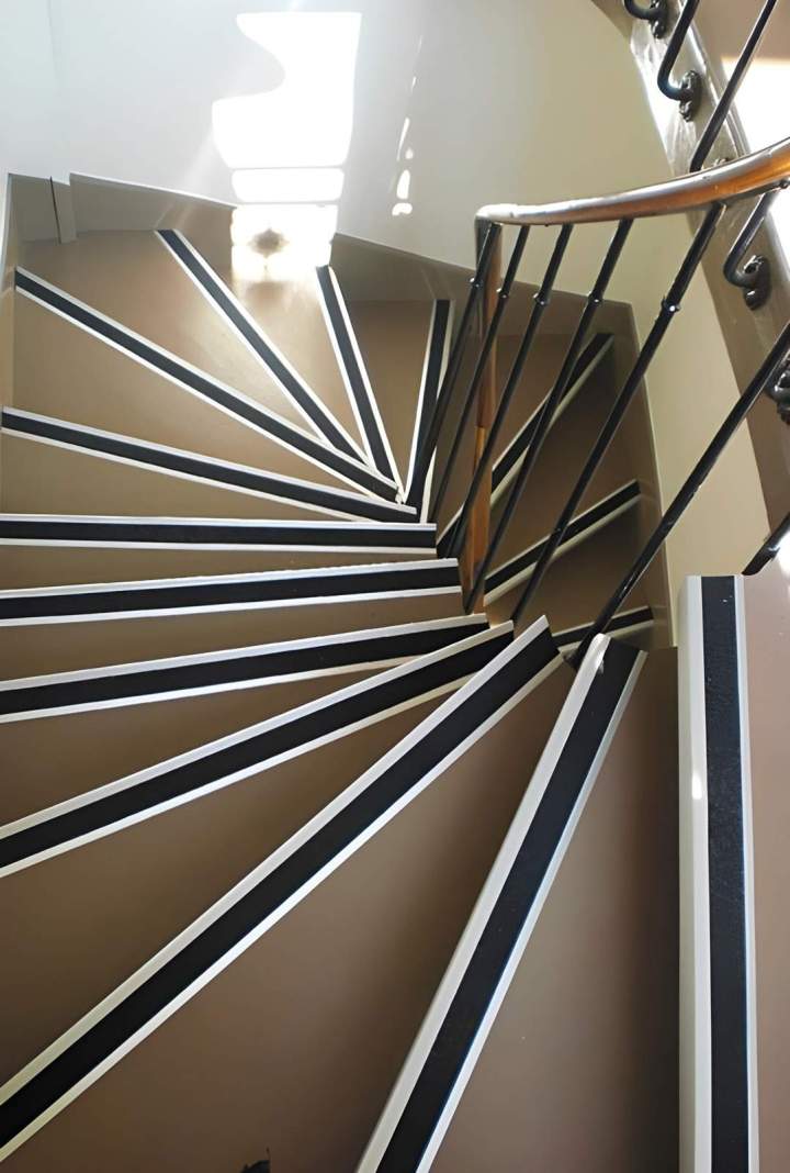 Escalier en colimaçon avec des bandes antidérapantes sur les marches, Île-de-France