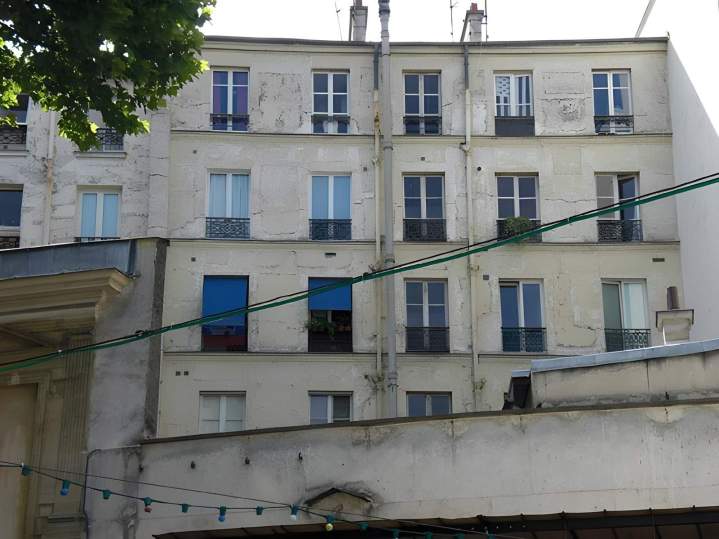 Façade d'immeuble d'habitation en mauvais état, Île-de-France