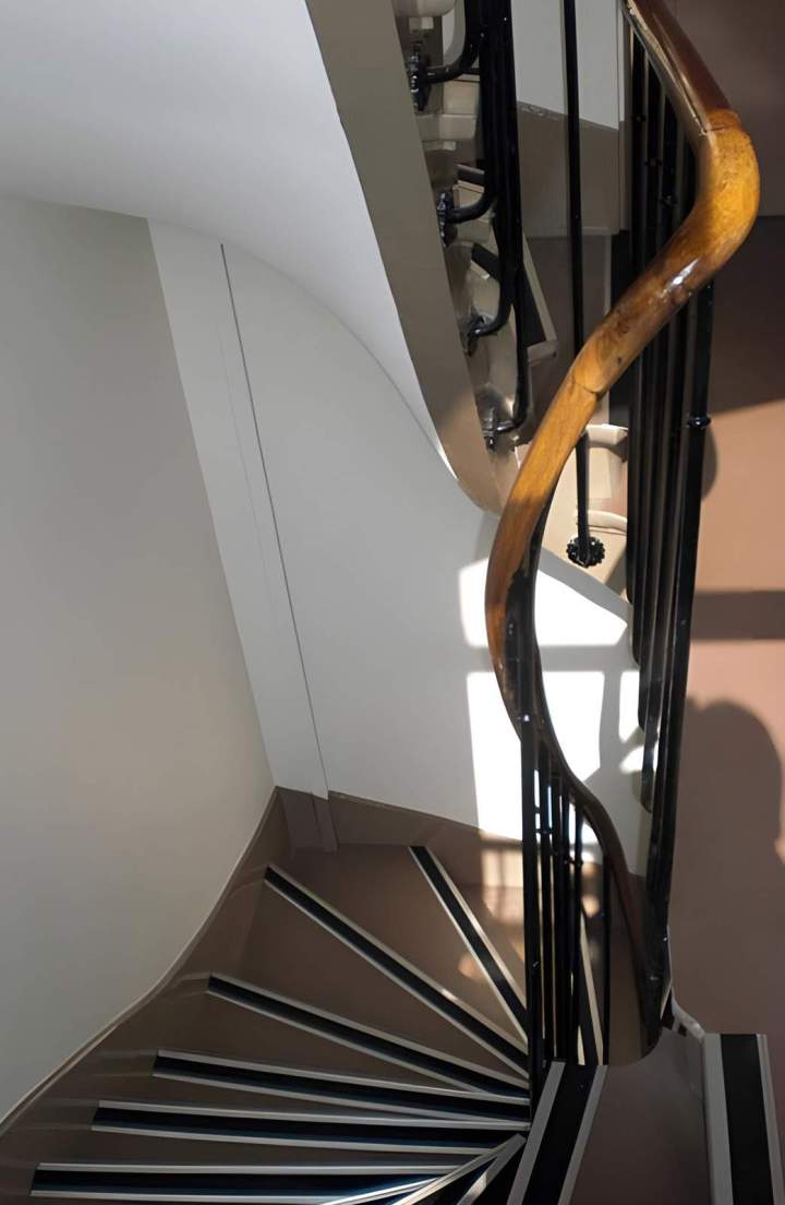Escalier en colimaçon élégant, Île-de-France