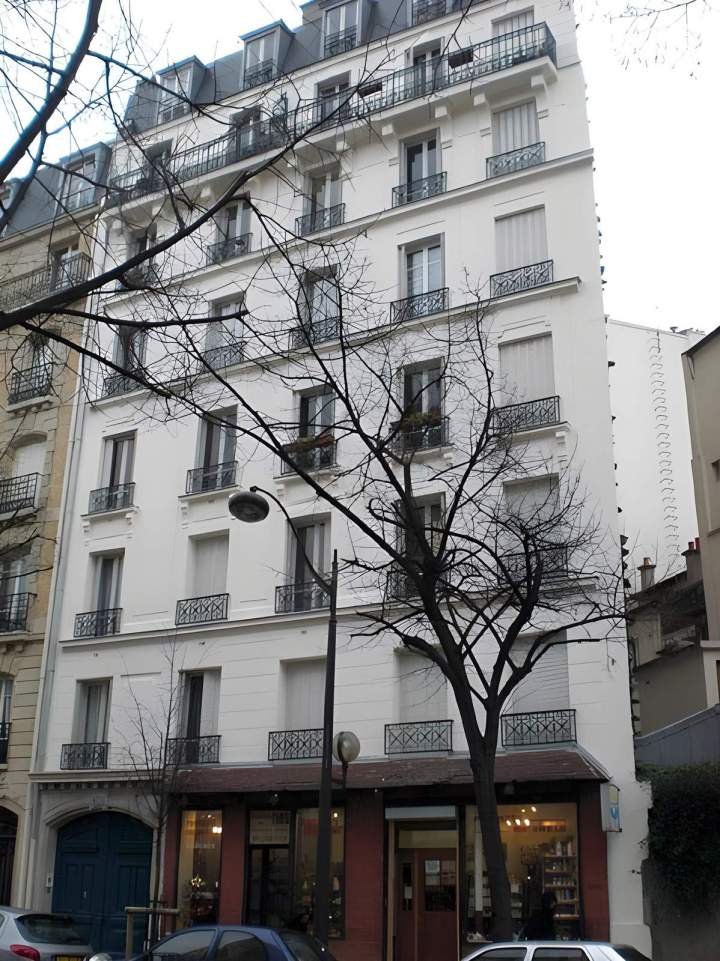 Façade d'immeuble d'appartements fraîchement peinte, Île-de-France