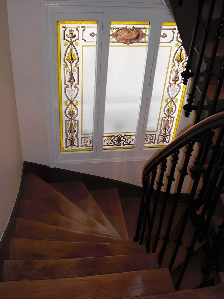 Escalier en bois vernissé, Île-de-France